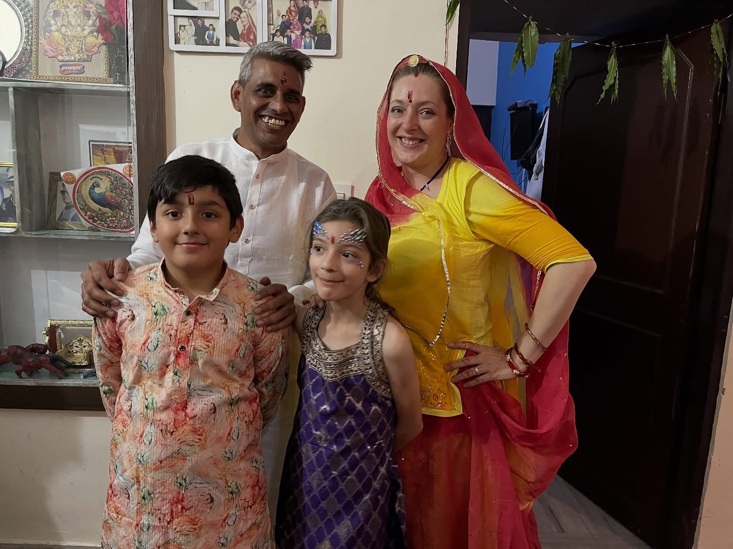 रंजीत और सारा अपने बच्चों के साथ