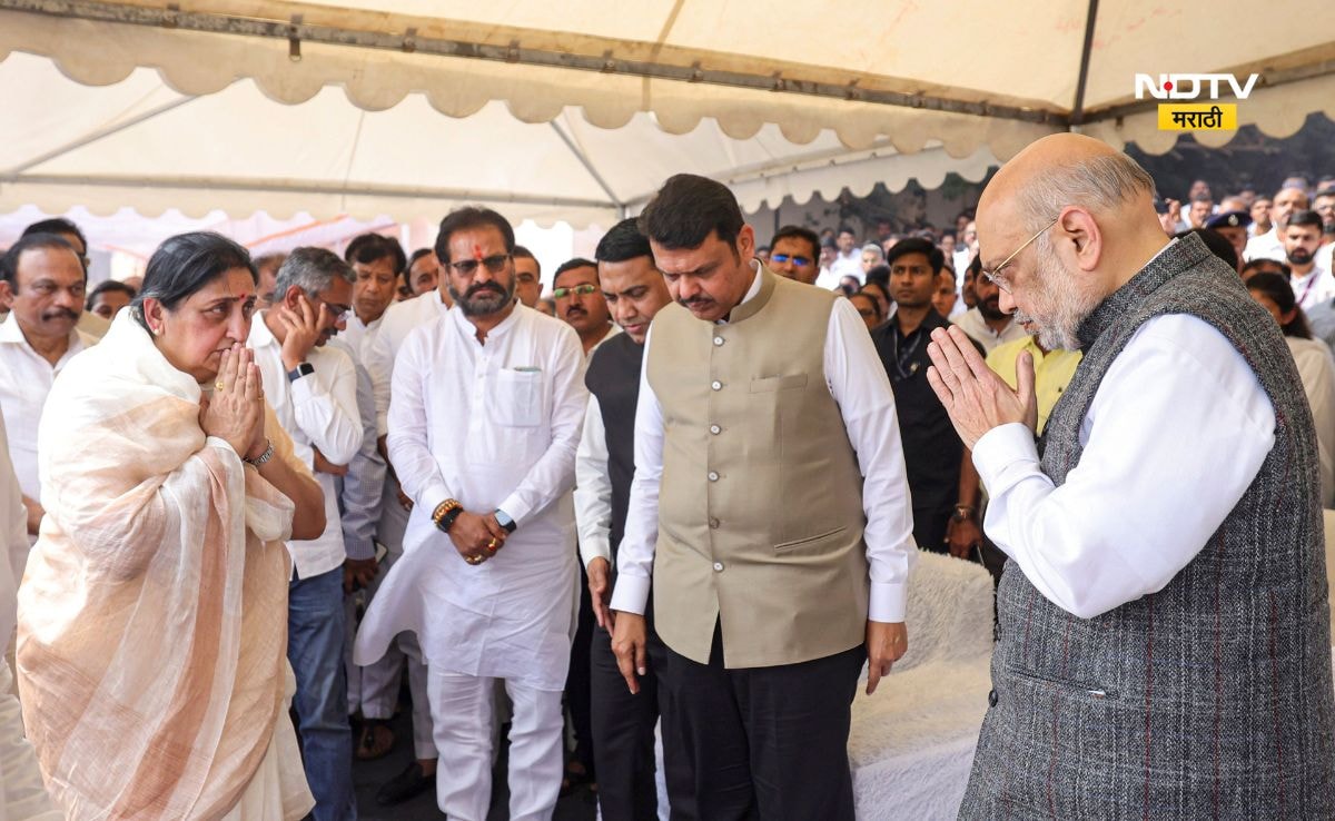 अजित पवारांच्या अंत्यसंस्काराला केंद्रीय गृहमंत्री अमित शाह हे उपस्थित होते. त्यांनी सुनेत्रा पवारांचे सांत्वन केले. अजित पवारांच्या अंत्यसंस्काराला केंद्रीय गृहमंत्री अमित शाह हे उपस्थित होते. त्यांनी सुनेत्रा पवारांचे सांत्वन केले.