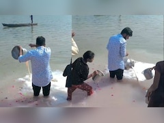 डोलची से गंगा में दूध बहाता रहा शख्स, पतीले लेकर हाथ फैलाती रही भूखी बच्चियां, देख फूट पड़ा लोगों का गुस्सा