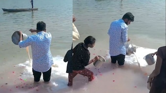 डोलची से गंगा में दूध बहाता रहा शख्स, पतीले लेकर हाथ फैलाती रही भूखी बच्चियां, देख फूट पड़ा लोगों का गुस्सा