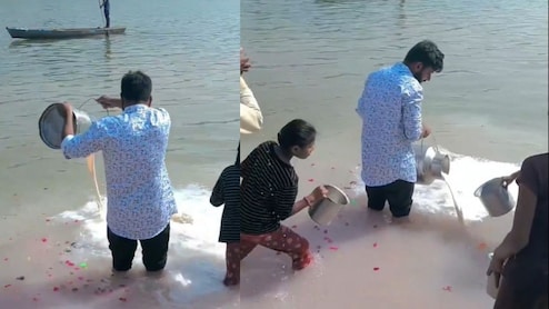 डोलची से गंगा में दूध बहाता रहा शख्स, पतीले लेकर हाथ फैलाती रही भूखी बच्चियां, देख फूट पड़ा लोगों का गुस्सा