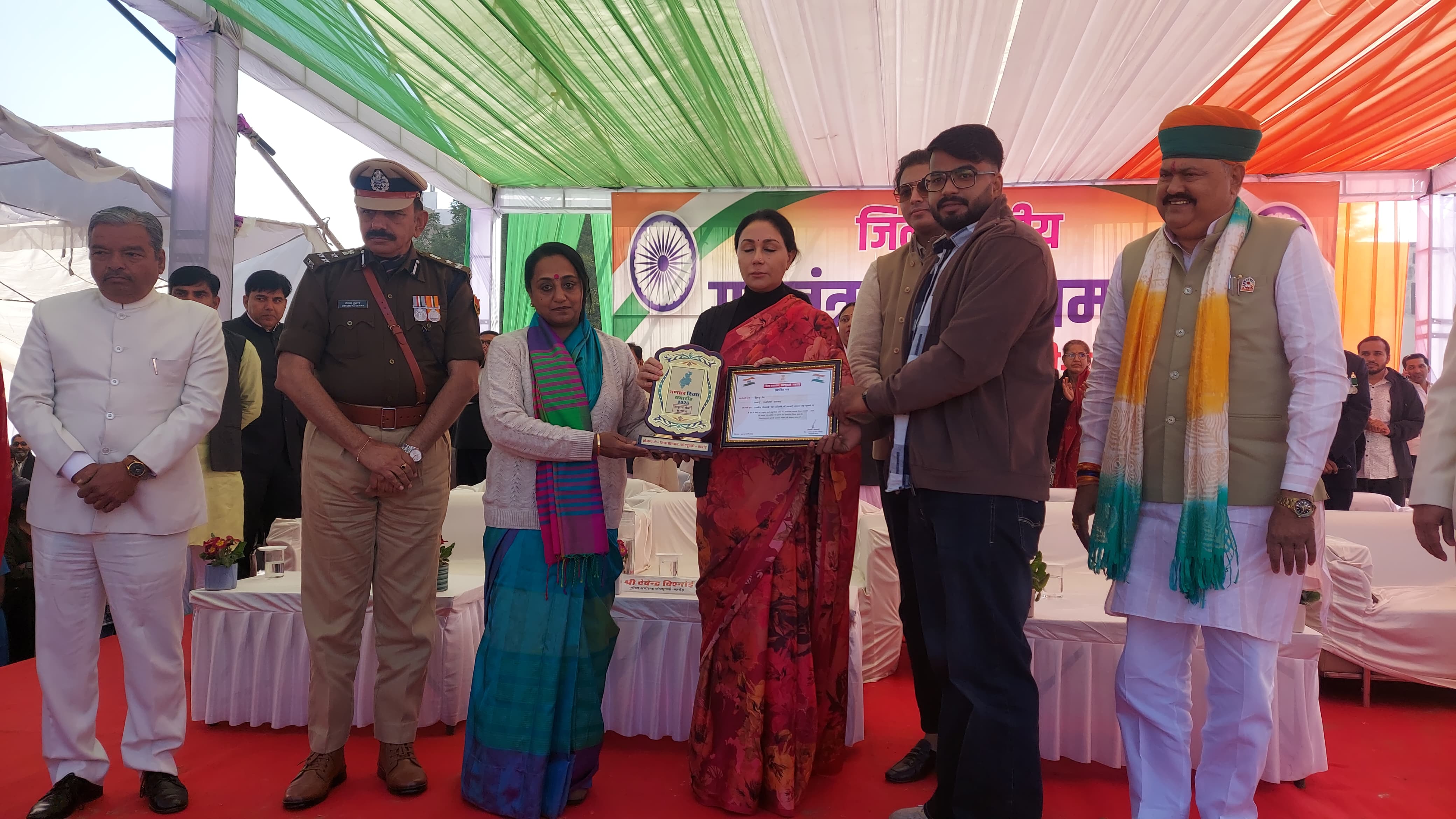 डिप्टी सीएम दिया कुमारी ने NDTV के रिपोर्टर हिमांशु सेन को सम्मानित किया.