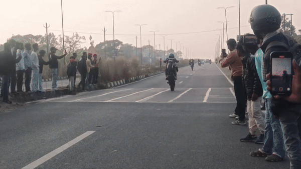 VIDEO: धनबाद की 8-लेन सड़क बनी 'डेथ ट्रैक': बाइकर्स ने खतरनाक स्टंट से 3 घंटे तक मचाया उत्पात