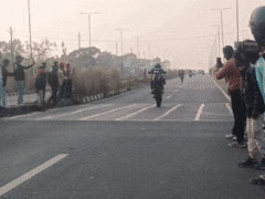 VIDEO: धनबाद की 8-लेन सड़क बनी 'डेथ ट्रैक': बाइकर्स ने खतरनाक स्टंट से 3 घंटे तक मचाया उत्पात