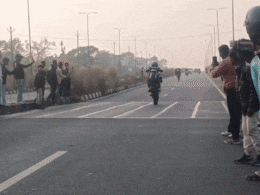 VIDEO: धनबाद की 8-लेन सड़क बनी 'डेथ ट्रैक': बाइकर्स ने खतरनाक स्टंट से 3 घंटे तक मचाया उत्पात