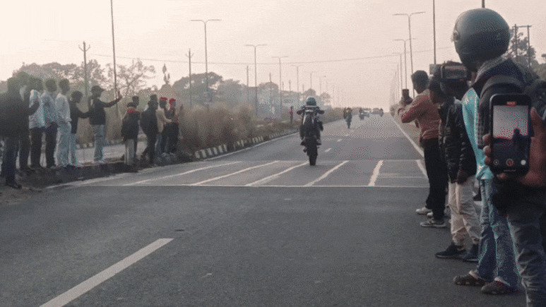 VIDEO: धनबाद की 8-लेन सड़क बनी 'डेथ ट्रैक': बाइकर्स ने खतरनाक स्टंट से 3 घंटे तक मचाया उत्पात