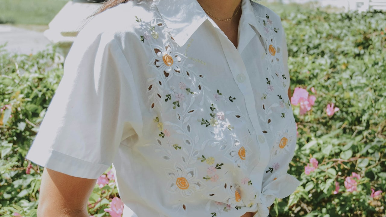 Explore the types of tops that flatter people with broad shoulders Explore the types of tops that flatter people with broad shoulders