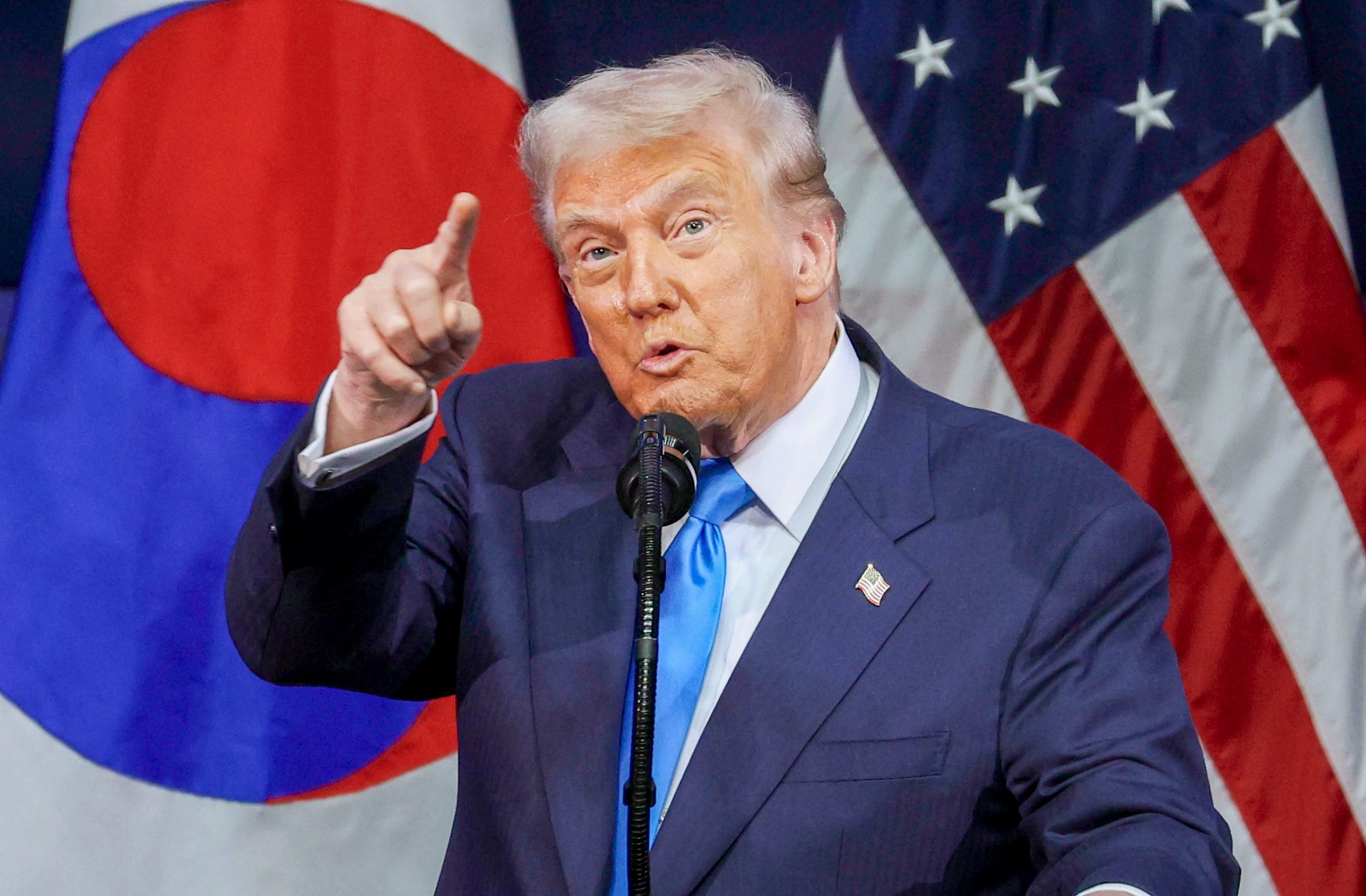 अमेरिकी राष्ट्रपति की कुर्सी पर ट्रंप के एक साल पूरे, दुनिया हिलाने वाले इन 10 फैसलों में देखिए रिपोर्ट कार्ड