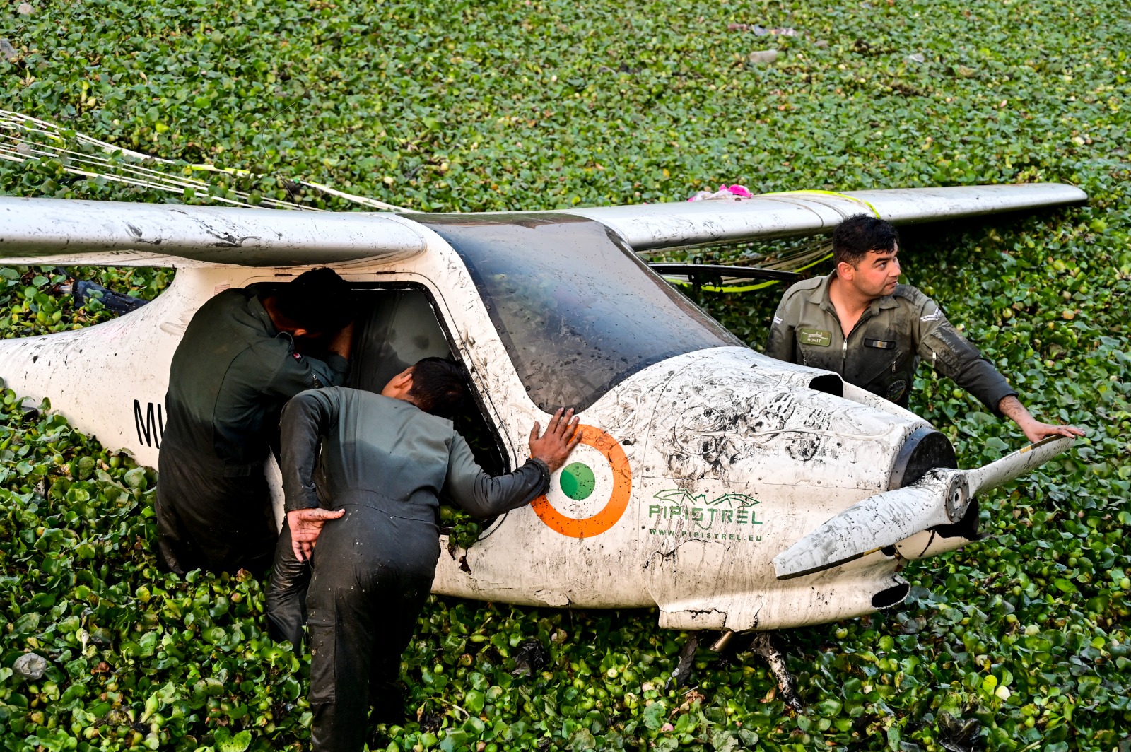 प्रयागराज में जलकुंभी भरे तालाब से कैसे निकाला गया वायुसेना का एयरक्राफ्ट, सामने आया VIDEO