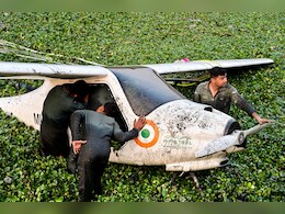 प्रयागराज में जलकुंभी भरे तालाब से कैसे निकाला गया वायुसेना का एयरक्राफ्ट, सामने आया VIDEO