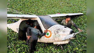 प्रयागराज में जलकुंभी भरे तालाब से कैसे निकाला गया वायुसेना का एयरक्रॉफ्ट, सामने आया VIDEO