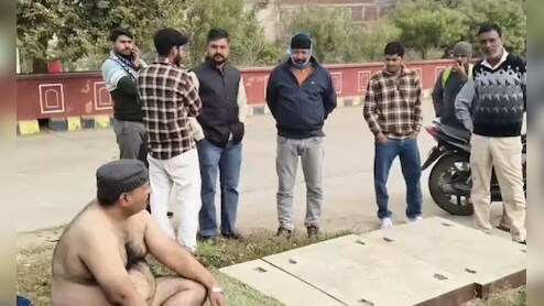 'ग़लतियों का पछतावा' करने के लिए ADM के ऑफिस के सामने बिना कपड़ों के बैठ गया सरकारी कर्मचारी&nbsp;