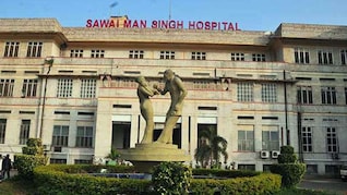SMS हॉस्पिटल में परिजनों ने लहराया चाकू! बुजुर्ग की मौत के बाद डॉक्टरों से बहस, अस्पताल में हाई-वॉल्टेज ड्रामा