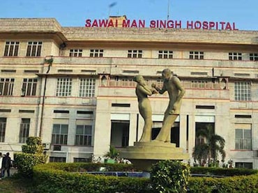 SMS हॉस्पिटल में परिजनों ने लहराया चाकू! बुजुर्ग की मौत के बाद डॉक्टरों से बहस, अस्पताल में हाई-वॉल्टेज ड्रामा