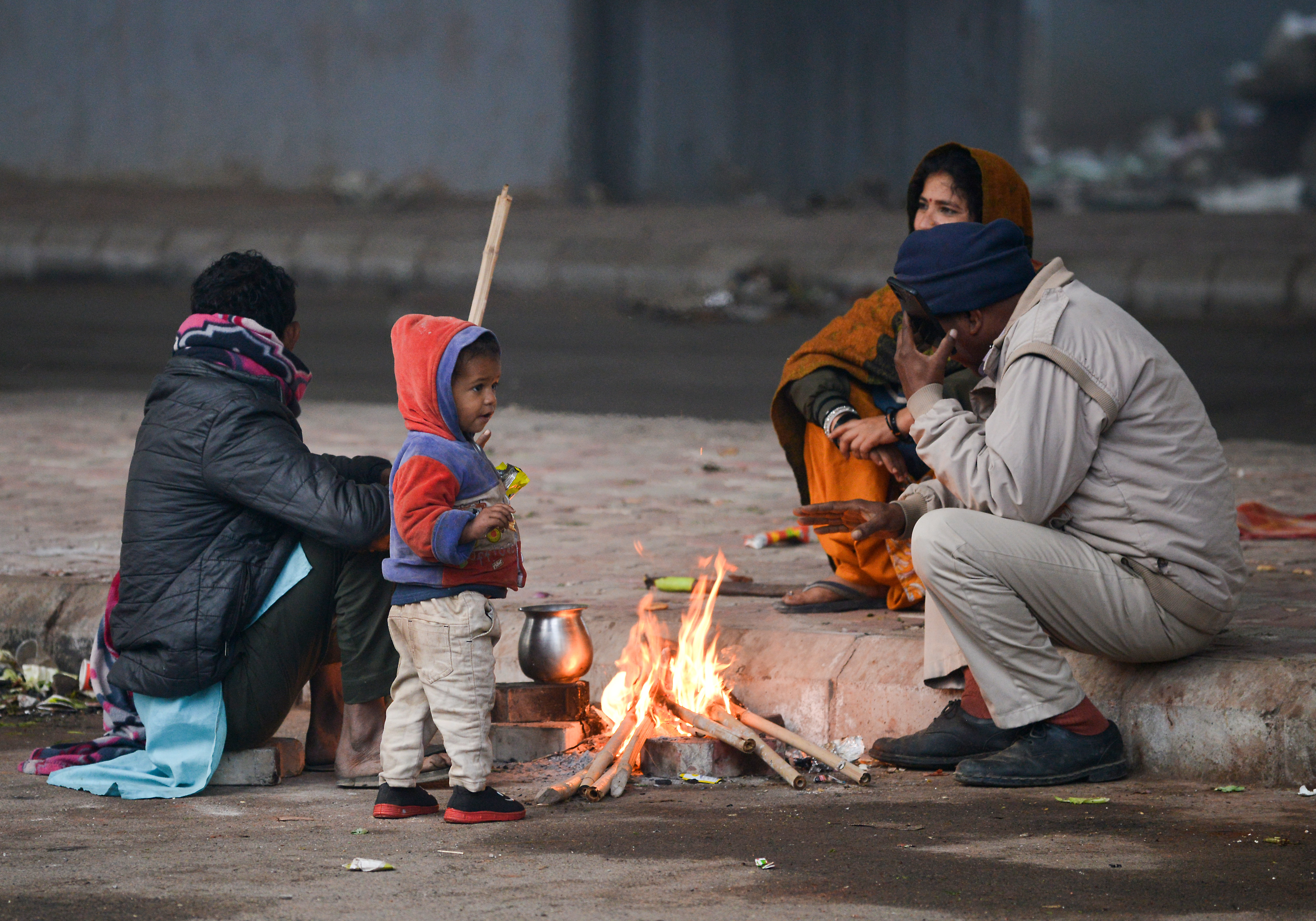 धूप भी बेअसर! दिल्ली-NCR में अभी और कपकपाएगी ठंड, पढ़ें मौसम विभाग का पूरा अपडेट