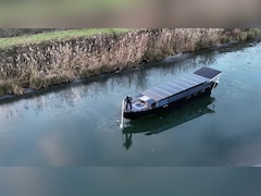 शख्स ने 200 दिन में बना दी सोलर पॉवर नाव, अब जिंदगी भर बिना ईंधन के समंदर में करेगी सफर