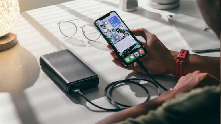 Flight में Power Bank ले जाना हुआ BAN, जानिए अभी भी कौन-सा पावर बैंक है Allowed