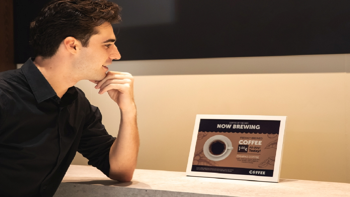 बोरिंग साइनबोर्ड से छुटकारा! Samsung लाई 13 इंच बड़ा E-Paper डिस्प्ले, कहीं भी रखो, बिना बिजली चलेगा