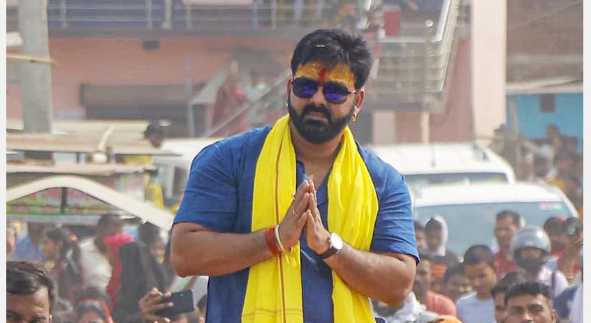 कभी गरीब बच्चों की लाइन में लग कर खाना मांगता था यह सुपरस्टार, आज है करोड़ों का मालिक, जानें क्यों पवन सिंह काले कपड़ों से करते हैं परहेज ?