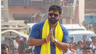 कभी गरीब बच्चों की लाइन में लग कर खाना मांगता था यह सुपरस्टार, आज है करोड़ों का मालिक, जानें क्यों पवन सिंह काले कपड़ों से करते हैं परहेज ?