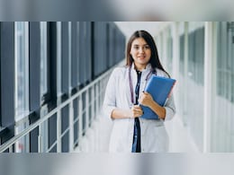 डॉक्टर बनने के बाद कितनी मिलती है पहली सैलरी? हैरान रह जाएंगे आप