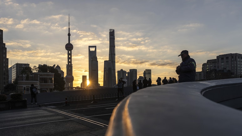 Asian Currencies Gain As Dollar Weakens Before Fed: Markets Wrap