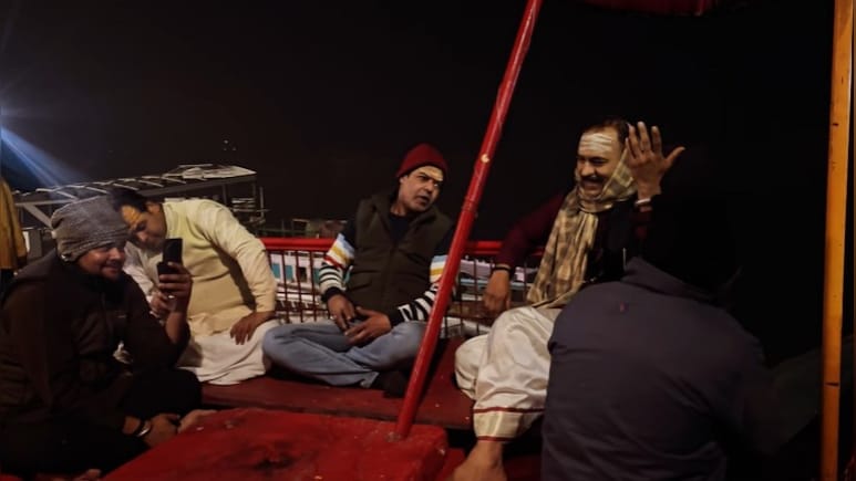 मोहब्बत में दगा की थी सो काफिर थे...आधी रात जब गंगा घाट पर गूंजा दर्द भरा नगमा