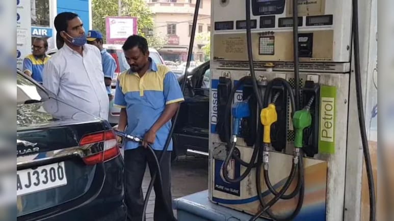 Petrol-Diesel Price: अमेरिका-ईरान तनाव के बीच फिर बढ़े कच्चे तेल के दाम, जानें आज दिल्ली से लेकर मुंबई तक किस भाव पर मिल रहा पेट्रोल-डीजल