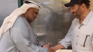गल्फ कंट्री में बैन बॉर्डर 2, UAE से फिल्म से देखने मुंबई पहुंचा धर्मेंद्र का जबरा फैन, सनी देओल ने यूं किया अभिवादन