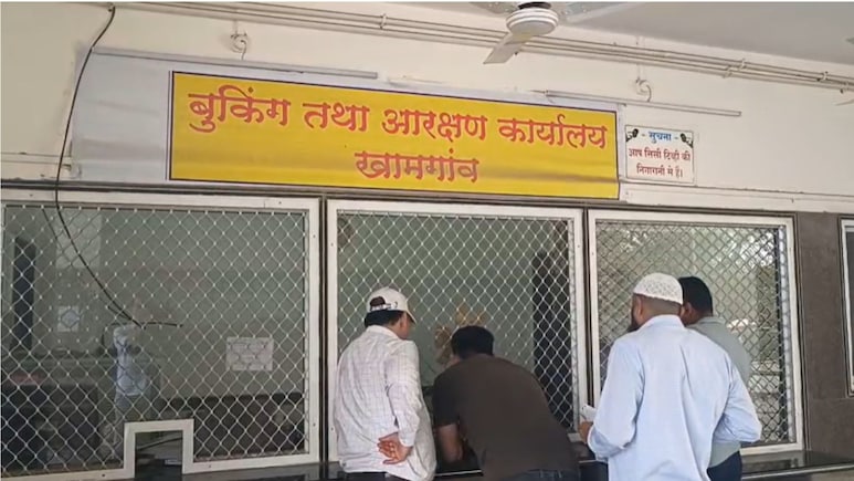 Indian Railway : रेल्वे क्लर्कच्या एका 'क्लिक'ने प्रवाशाची रात्र झाली  वैरी; कन्फर्म तिकीट असूनही भयंकर अनुभव!