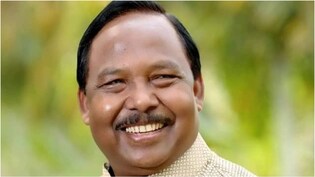 अश्लील डांस को 'कला' बताने वाले मंत्री रामविचार नेताम कौन? नौकरी छोड़ राजनीति में आए, पत्नी धान काटती देखी गईं