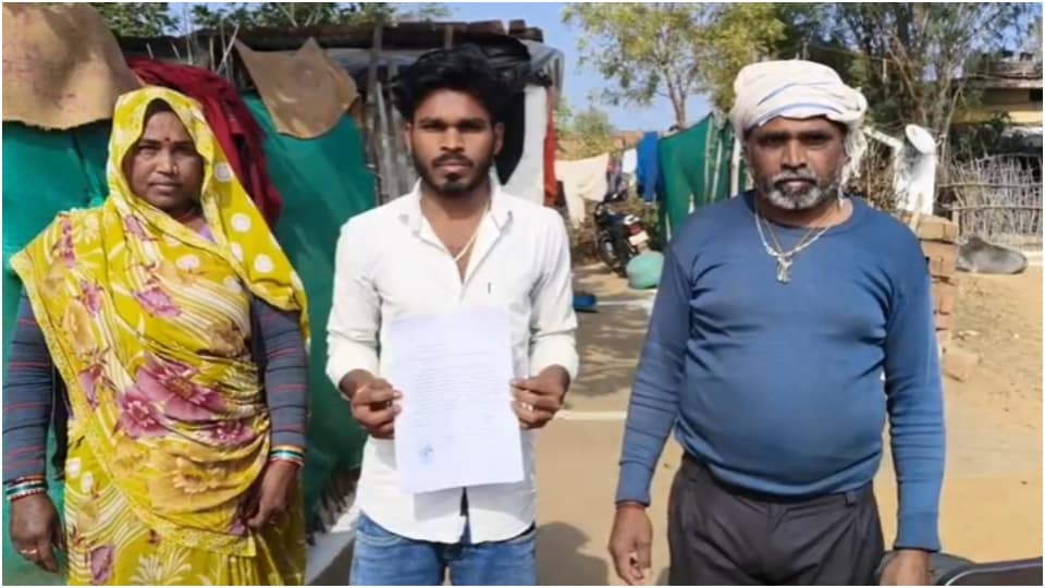 पीड़ित पति अपने माता पिता के साथ. पीड़ित पति अपने माता पिता के साथ.