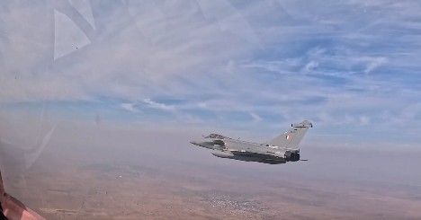 जिस राफेल का मलबा दिखा रहे थे पाकिस्तानी, वो कर्तव्य पथ पर उड़ान भरता दिखा