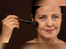 क्या मेकअप करने से स्किन जल्दी बूढी नजर आने लगती है? डर्मेटोलॉजिस्ट से जानें रोज मेकअप लगाने से त्वचा पर कैसा असर होता है