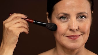 क्या मेकअप करने से स्किन जल्दी बूढी नजर आने लगती है? डर्मेटोलॉजिस्ट से जानें रोज मेकअप लगाने से त्वचा पर कैसा असर होता है