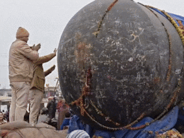 10 साल में बना, 33 फीट ऊंचा, 210 मीट्रिक टन वजन... तमिलनाडु से बिहार पहुंचे विशाल श&zwj;िवलिंग को देखिए