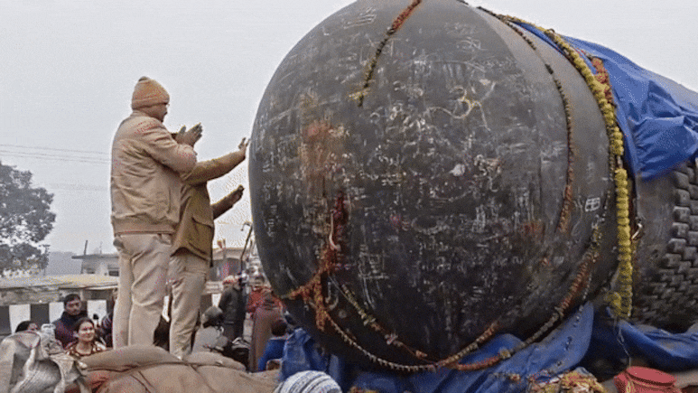 10 साल में बना, 33 फीट ऊंचा, 210 मीट्रिक टन वजन... तमिलनाडु से बिहार पहुंचे विशाल श&zwj;िवलिंग को देखिए