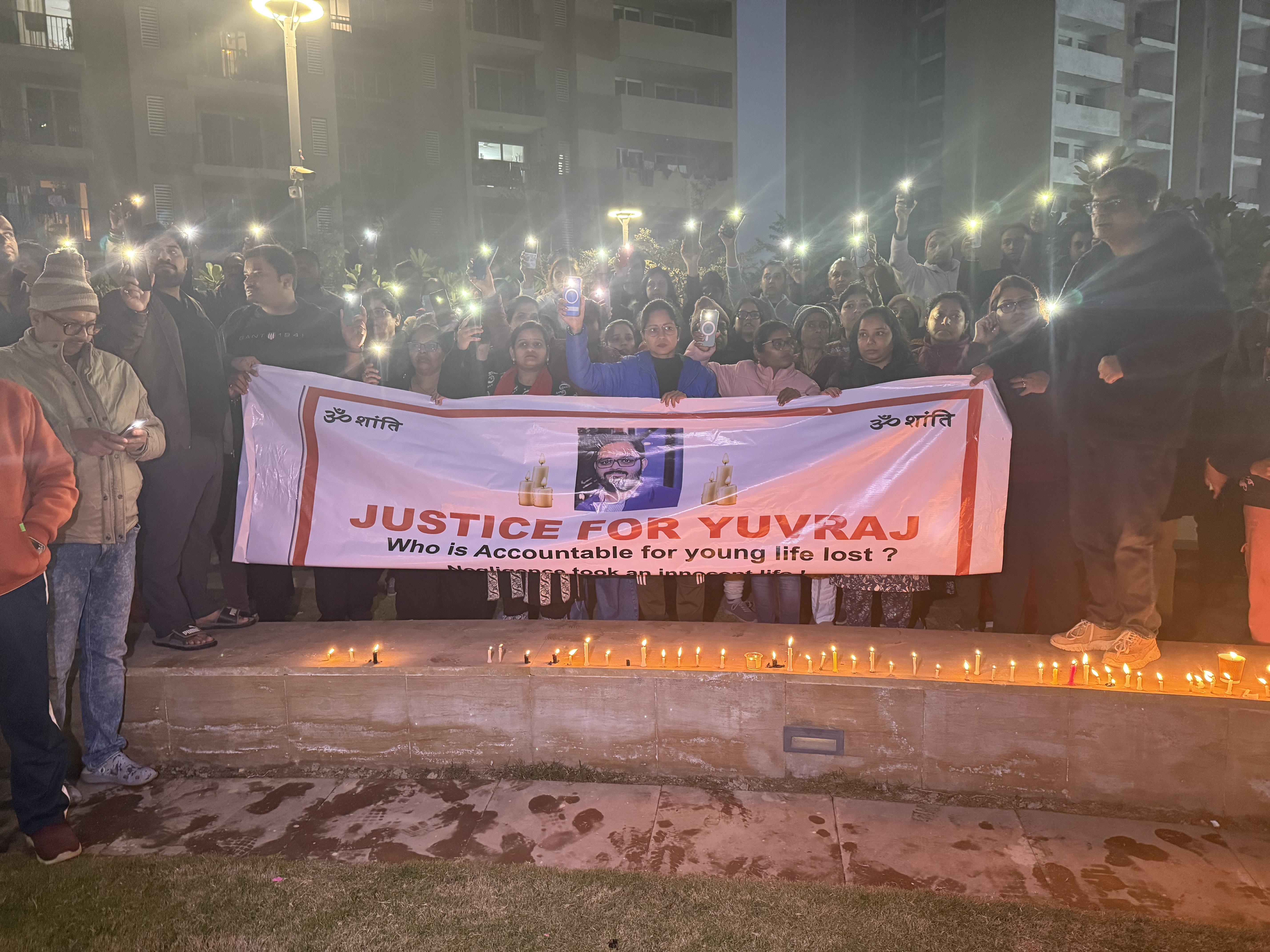 इंजीनियर की डूबकर मौत से भड़का गुस्सा, कैंडल मार्च निकालते लोग बोले-कई बार शिकायत की, लेकिन कुछ नहीं हुआ