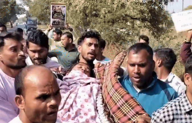 VIDEO: वर्दी के लिए दांव पर जान! प्रदर्शन कर रही अभ्यर्थी बेहोश, 15km पैदल चल अस्पताल लेकर पहुंचे साथी