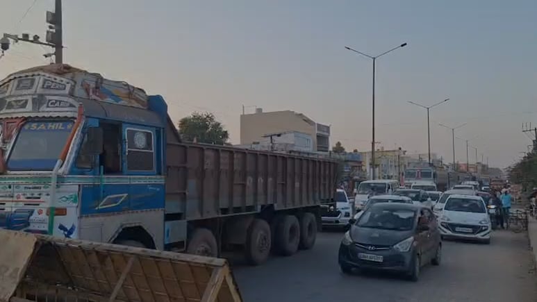 चारामा में चक्काजाम से शुरू हुआ आक्रोश, नीरज ठाकुर की मौत पर भड़के कांग्रेसी