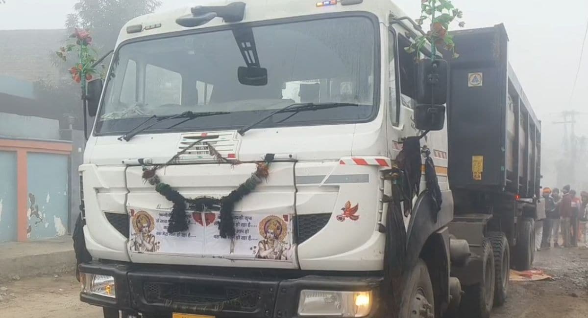 ट्रेलर ने महिला को कुचल दिया. 