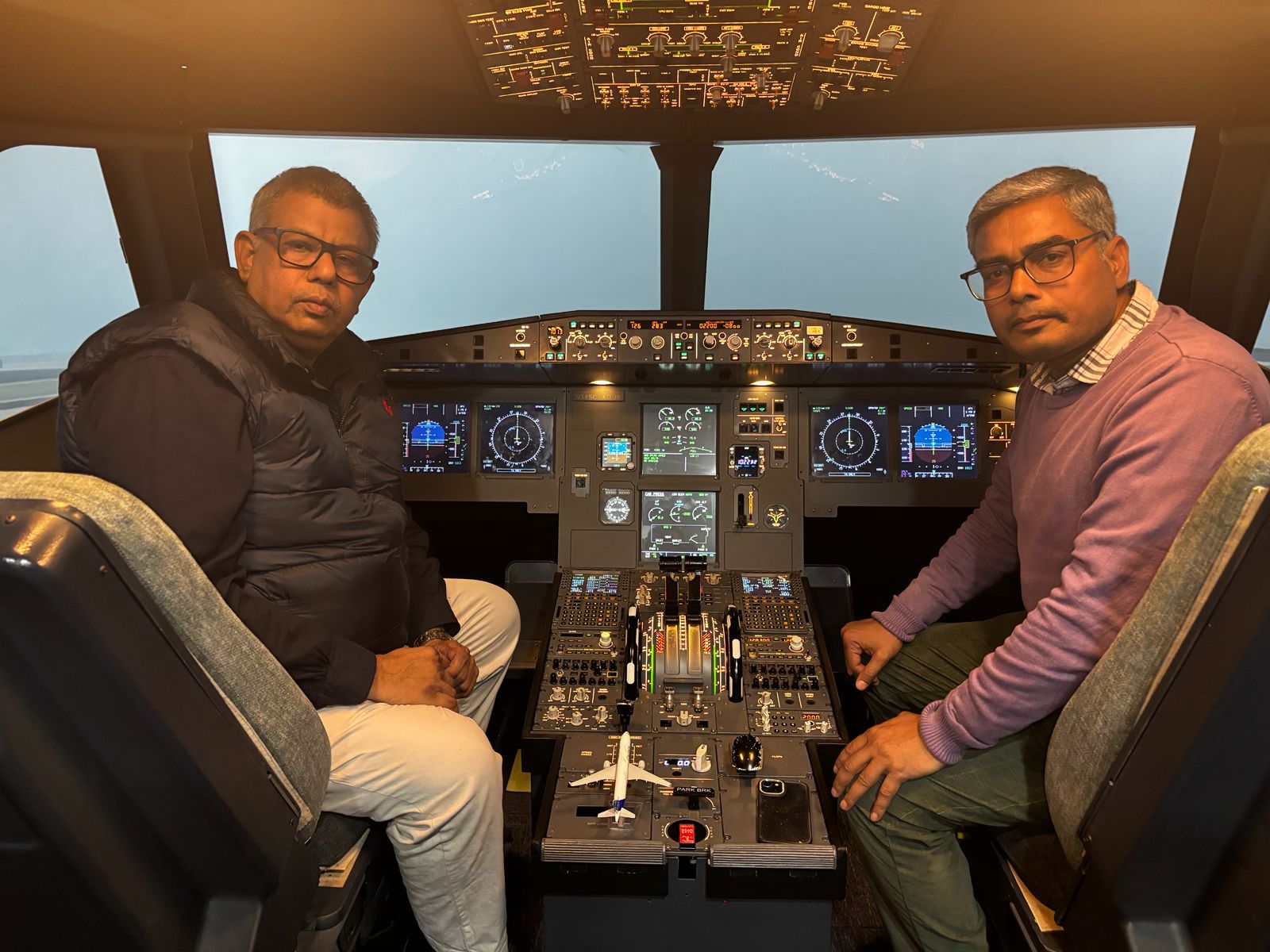 कॉकपिट में बैठकर हादसे के संभावित कारणों को समझाते फ्लाइट कमांडर आलोक सिंह.