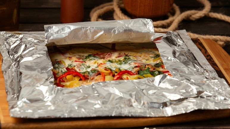 खाने को फ्रेश रखने के अलावा, एल्युमिनियम फॉइल इन कामों में भी कर सकता है मदद