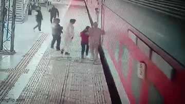 सांसें थाम देने वाला वीडियो: प्लेटफॉर्म के गैप में समा रही थी 12 साल की बच्ची, पास खड़े कांस्टेबल ने ऐसे बचाई जान