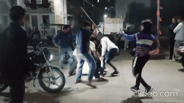 नोएडा में बीच सड़क पर युवक को लात, घूसों और डंडों से पीटा, वीडियो देख कांप जाएंगे