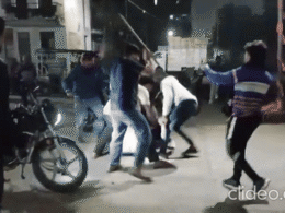 नोएडा में बीच सड़क पर युवक को लात, घूसों और डंडों से पीटा, वीडियो देख कांप जाएंगे