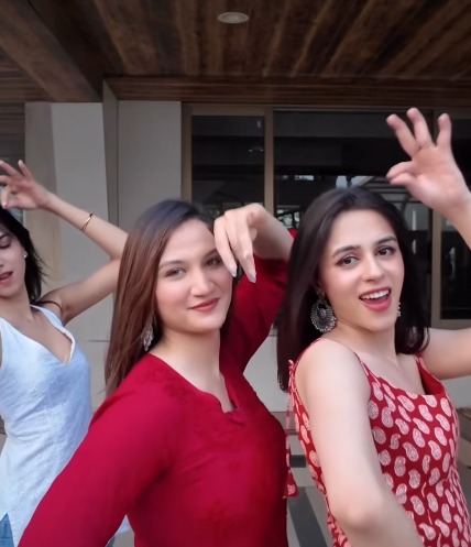 &lsquo;बोले चूड़ियां&rsquo; पर अनाया बांगर ने किया डांस, दिए ऐसे एक्सप्रेशंस लोग बोले- करीना कपूर से भी अच्छा किया