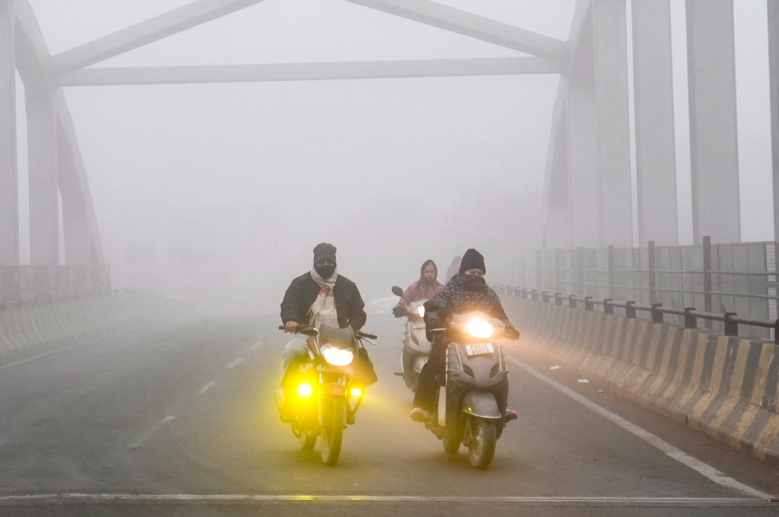 FOG Alert: दिल्ली&nbsp;NCR में&nbsp;आज&nbsp;घने कोहरे का कहर, सड़कों पर सफेद चादर, अगले 5 दिन बिगड़ा रहेगा मौसम