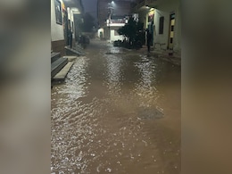 तेज धमाके के साथ उड़ी सड़क और घरों में आई दरारें, पानी की लाइन फूटने से सड़कों से लेकर घर आंगन तक बने तालाब