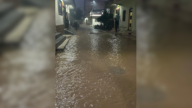 तेज धमाके के साथ उड़ी सड़क और घरों में आई दरारें, पानी की लाइन फूटने से सड़कों से लेकर घर आंगन तक बने तालाब